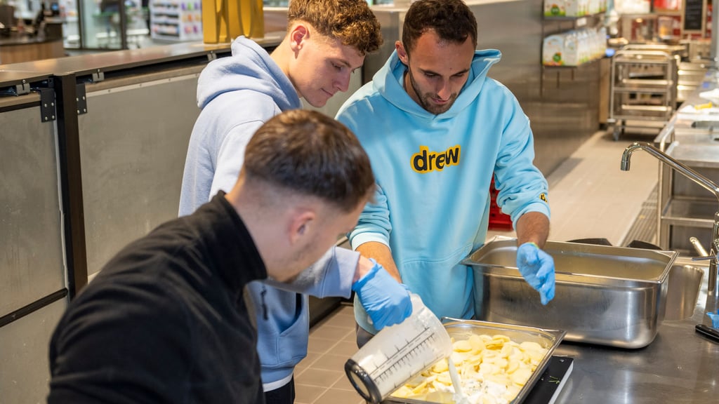 Seymour Fünger und Felix Gebhardt bereiten ein Kartoffelgartin zu.