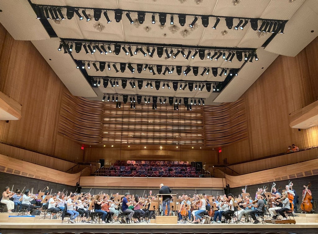 Der Musikdirektor Jaap van Zweden dirigiert die erste Probe der New Yorker Philharmoniker in der Saison 2022/23 in der David Geffen Hall im Lincoln Center for the Performing Arts.