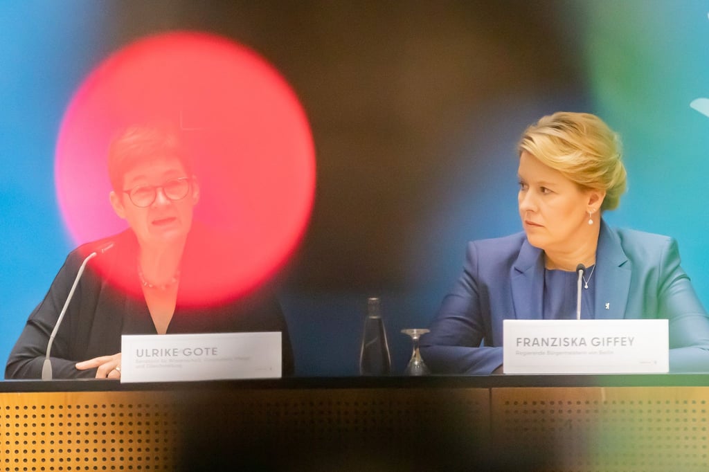 Ulrike Gote (Bündnis 90/Die Grünen, l), Berliner Senatorin für Gesundheit und Wissenschaft.