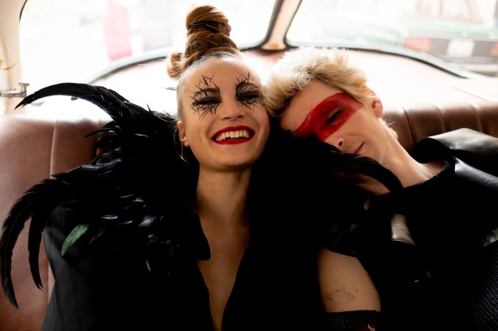 Marlene Burow (l) als Suzie und Sabin Tambrea als Rudi in einer Szene des Films „In einem Land, das es nicht mehr gibt“.