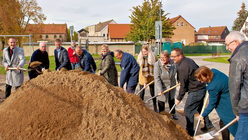 Erster Spatenstich mit Bürgermeistern, Mitarbeitern der Verwaltung, Gemeinderäten und Vertretern des Architekturbüros Gardzella.