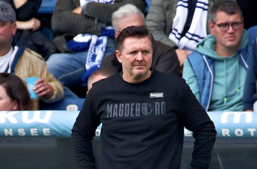 Am Sonntag als Blau-Weißer statt als Rothose im Volksparkstadion: Christian Titz, Trainer des 1. FC Magdeburg. Für den unter Zugzwang stehenden Aufsteiger geht es zum Topteam Hamburger SV.
