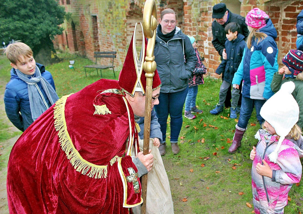 Der Nikolaus im Kloster Arendsee: Dieser Besuch liegt bereits Jahre zurück, durch die Pandemie fiel einiges aus.