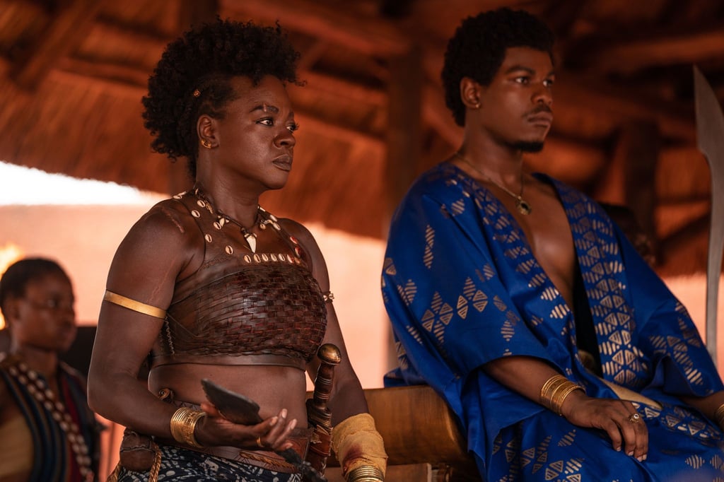 Viola Davis (l) als Nanisca und John Boyega als King Ghezo in einer Szene des Films "The Woman King".