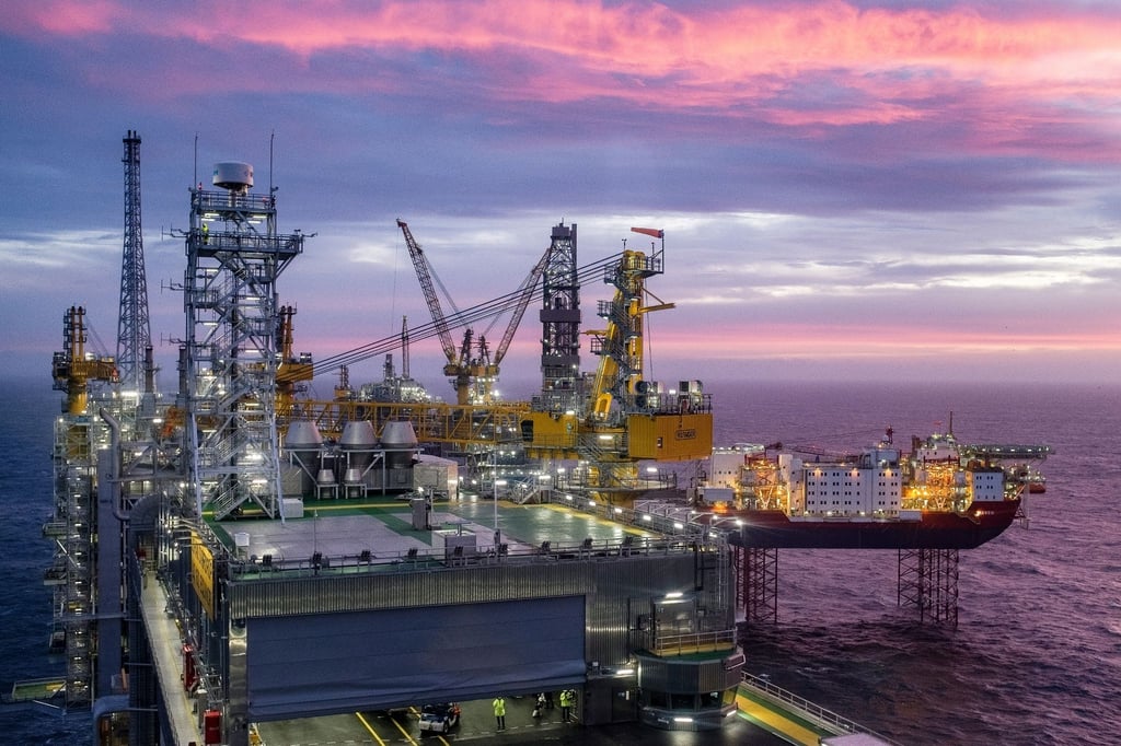 Der Himmel erleuchtet in lila und pink hinter dem Johan Sverdrup Ölfeld in der Nordsee. Norwegen ist ein wichtiger Öl- und Gaslieferant für Europa.