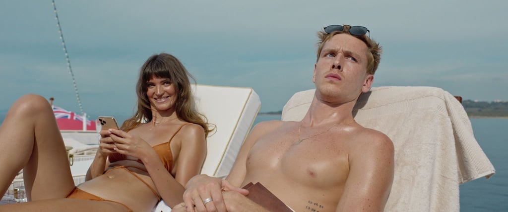 Harris Dickinson als Carl und Charlbi Dean als Yaya in einer Szene des Films "Triangle of Sadness".