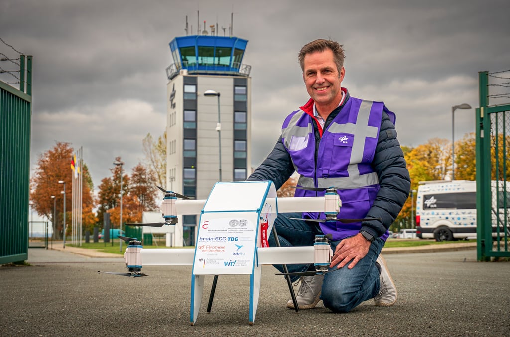 Ideengeber: Martin Grünthal koordiniert das Projekt der Apotheken-Drohnen-App. Auf dem Flugplatz Magdeburg-Cochstedt zeigt er eine der Drohnen, die dort Testflüge absolvierten.