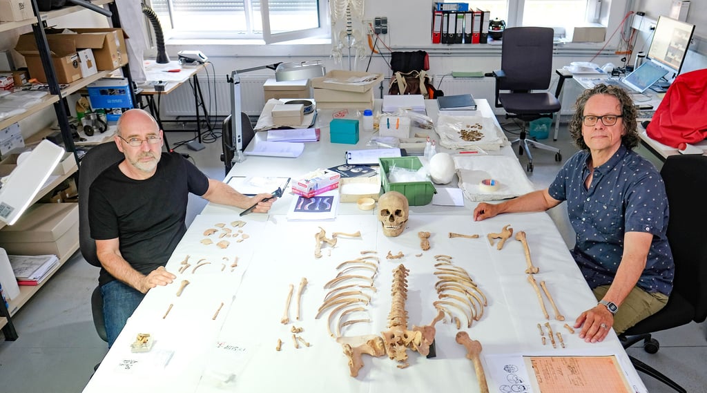 Grabungstechniker Andreas Siegl (l.) und Archäologe Jörg Orschiedt mit Skelettteilen der Schamanin im Landesamt für Archäologie und Denkmalpflege