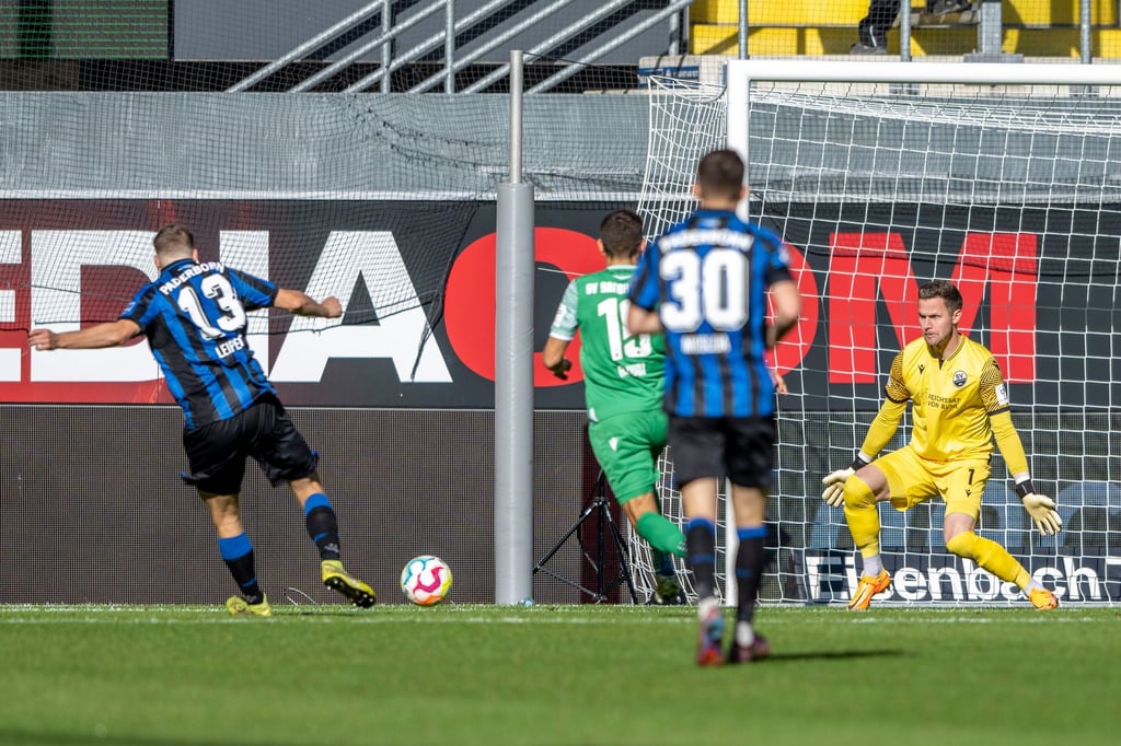 Paderborns Robert Leipertz (l) trifft zum 2:0 gegen den SV Sandhausen.
