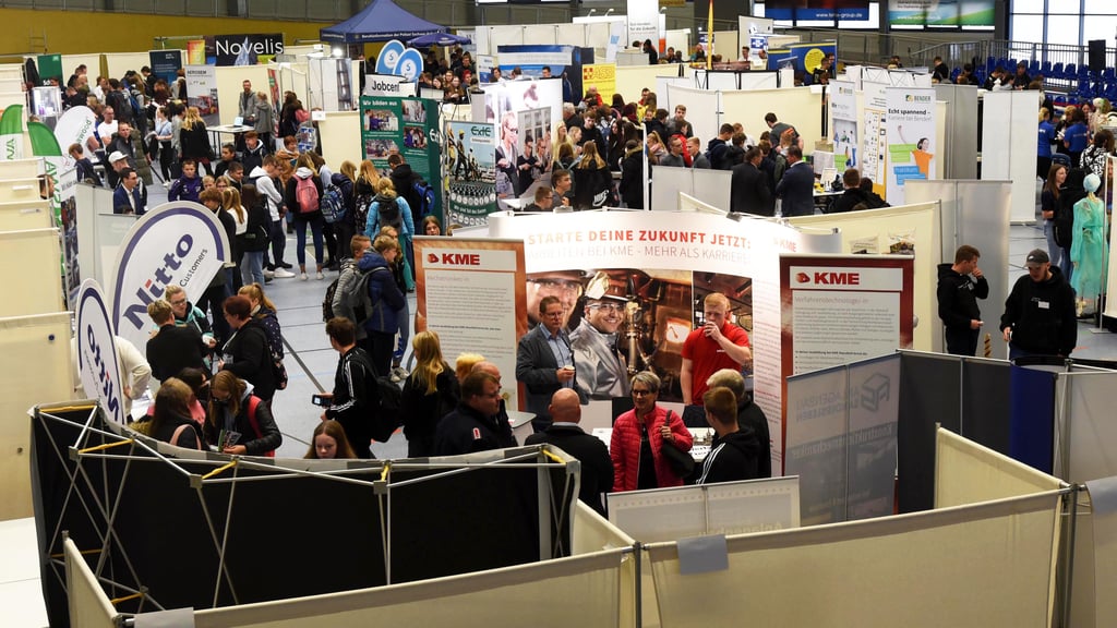 Abwechslung in der Ballhaus-Arena: Viele Aussteller buhlen um zukünftige Azubis.