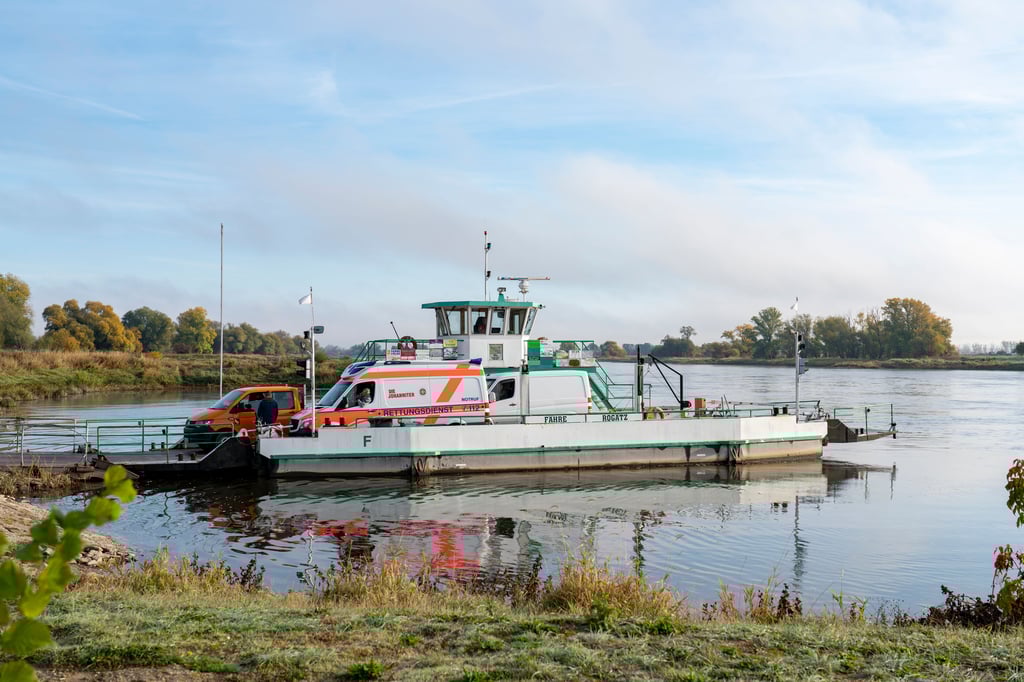 Die Elbfähre beim Anlegen am Rogätzer Ufer. Das Schiff bietet Platz für maximal 60 Personen. Auch Fahrräder, Motorräder, Pkw und Kleintransporter werden übergesetzt. Aktuell befördert es aber keine Fahrzeuge, die schwerer als 7,5 Tonnen sind.