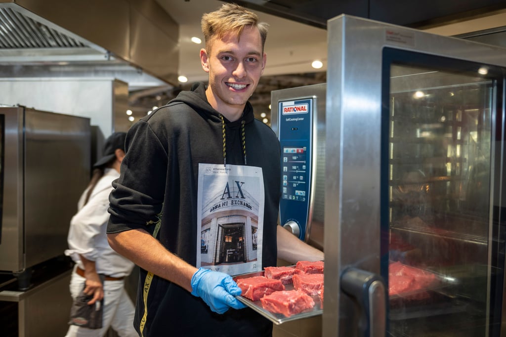 Aljaz Casar bringt die Steaks zum Ofen.