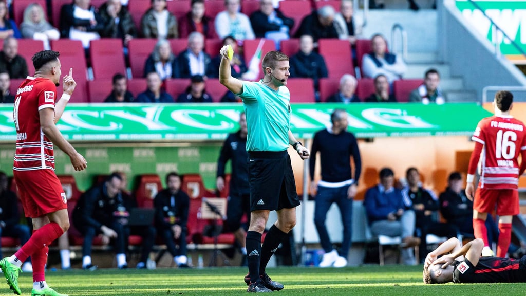 Mergim Berisha bekommt eine von acht Gelben Karten gezeigt