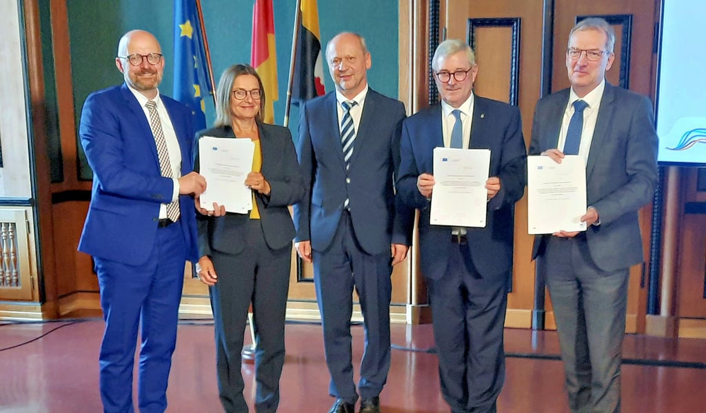 Normunds Popens von der EU-Kommission (Bildmitte) überreichte den Staatssekräteren Thomas Kralinsksi, Barbara Meyer, Jürgen Ude und Hendrik Fischer (v.l.n.r.) die Bescheide für die Fördergelder.