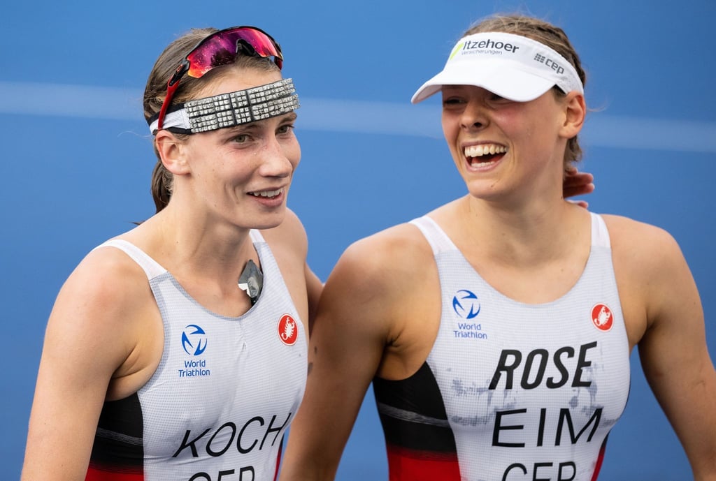 Triathletin Annika Koch (l) steht neben Nina Eim.