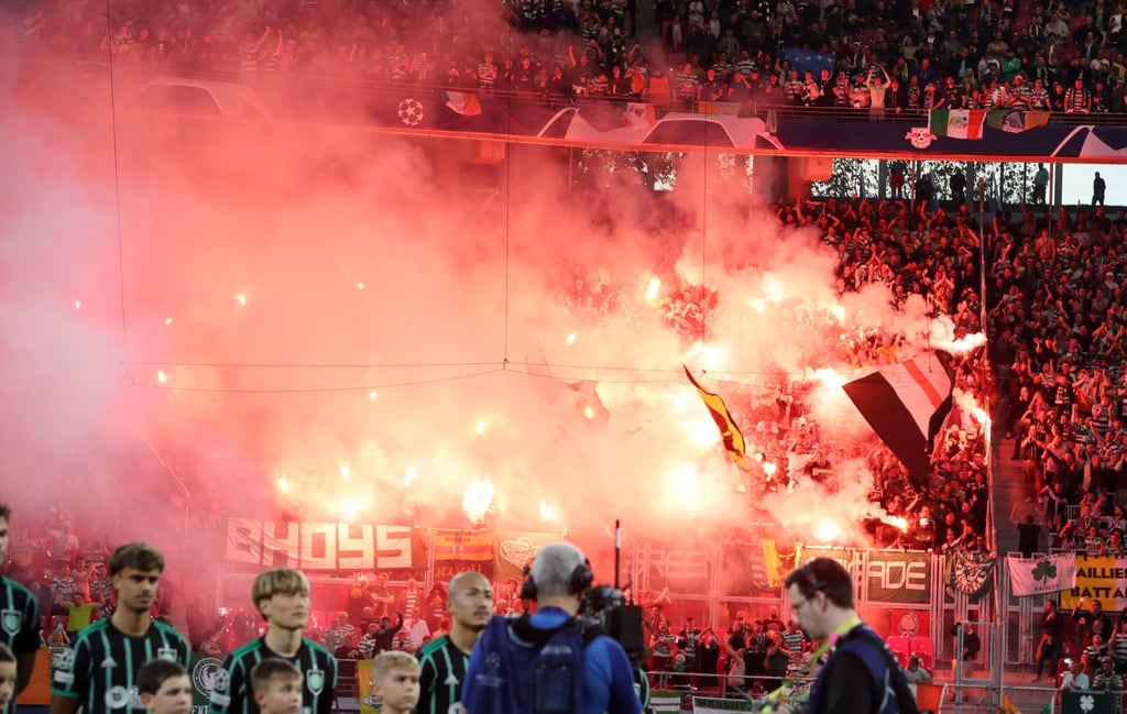 Celtic-Fans brannten Pyrotechnik ab.