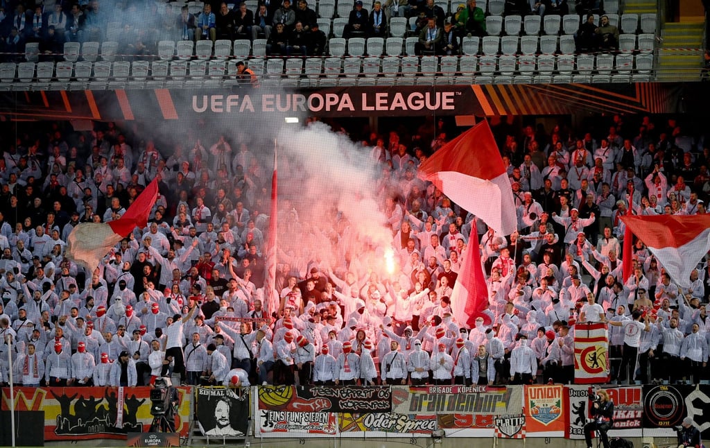Fans des 1. FC Union brennen Feuerwerk ab.