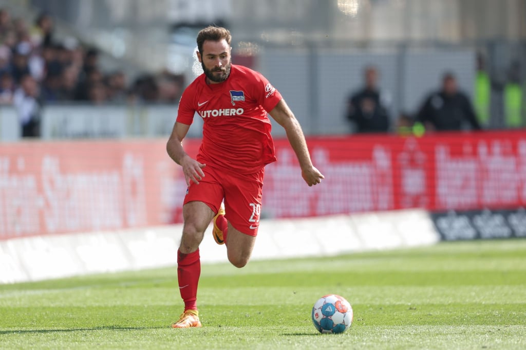 Fußball: Bundesliga, Arminia Bielefeld - Hertha BSC, 32. Spieltag in der Schüco-Arena. Berlins Lucas Tousart führt den Ball.