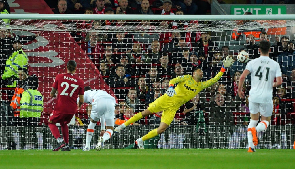 Liverpools Darwin Nunez (l) erzielt das 1:0.
