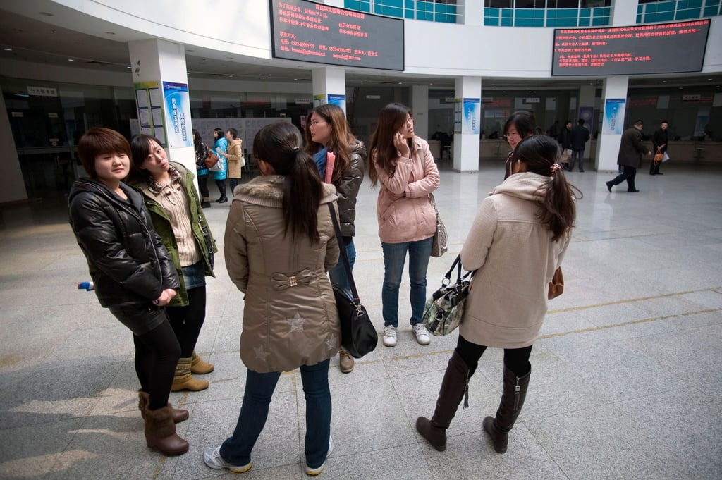 Chinesinnen auf einer Jobmesse in der Stadt Qingdao auf der Suche nach Jobs.