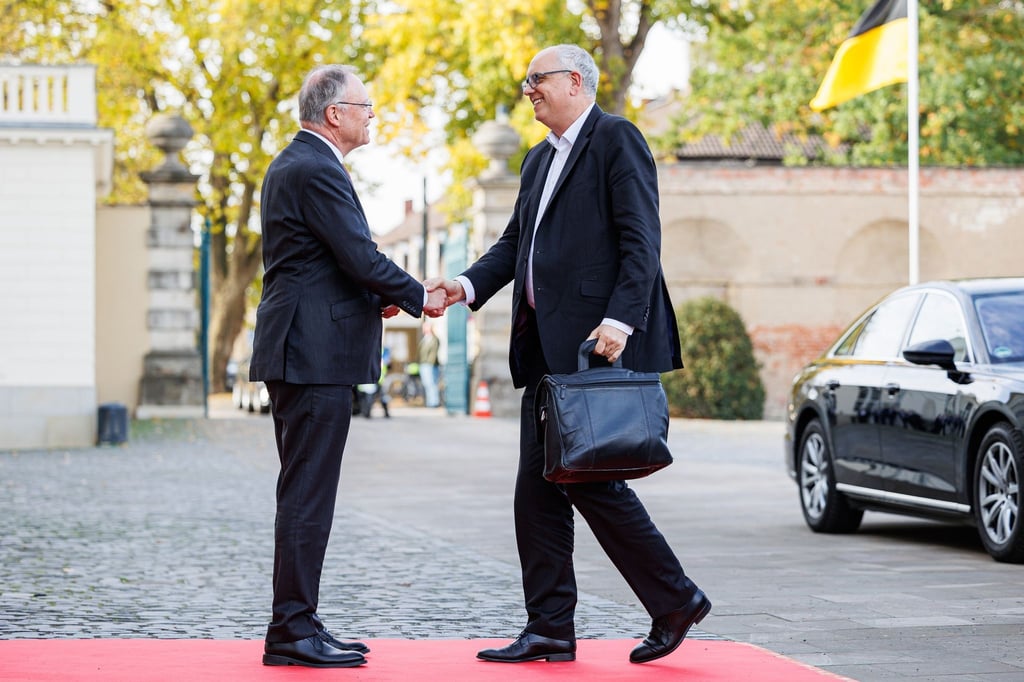 Stephan Weil (l, SPD), Ministerpräsident von Niedersachsen, begrüßt Andreas Bovenschulte (r, SPD), Bürgermeister von Bremen.