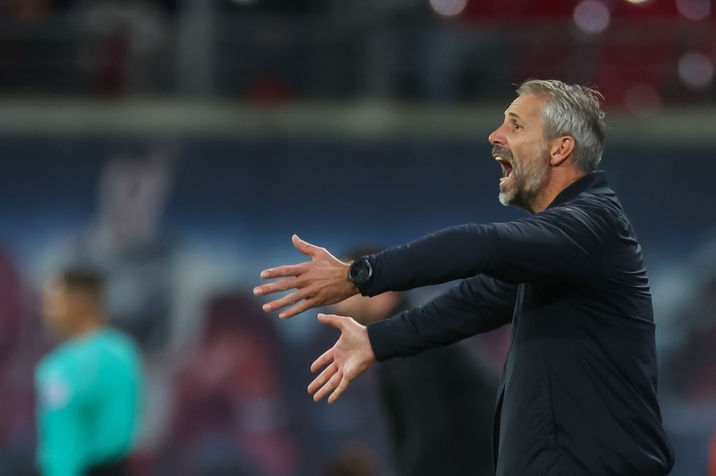 Leipzigs Trainer Marco Rose reagiert am Spielfeldrand.