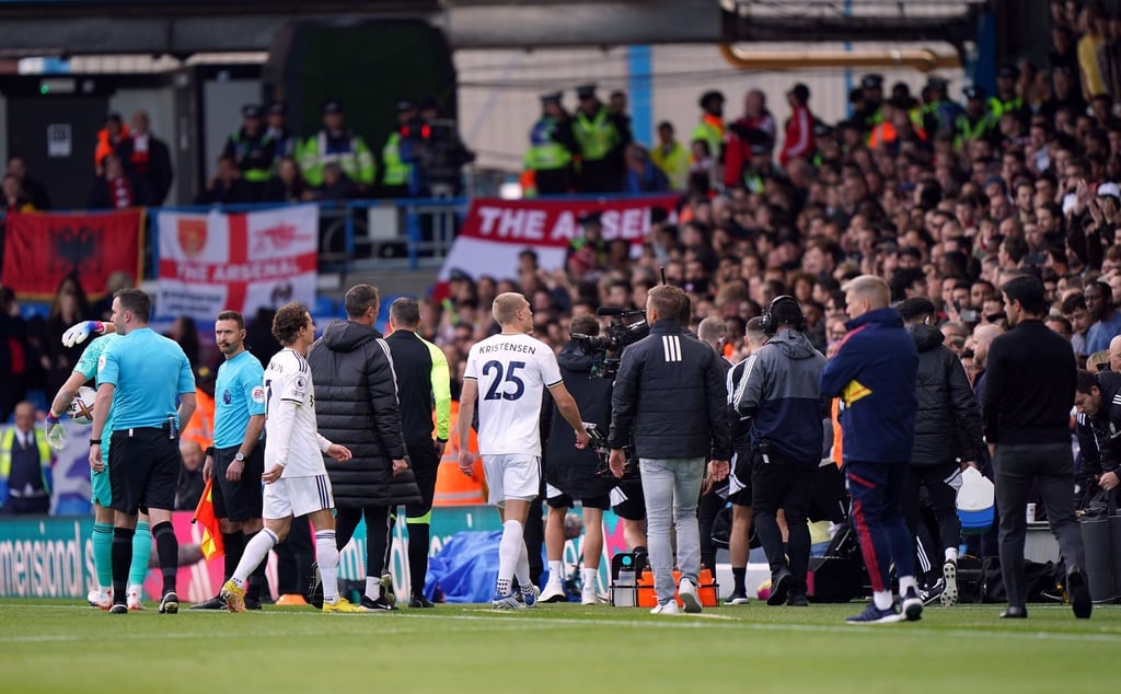 Die Spieler verlassen das Feld wegen eines Stromfalls im Stadion Elland Road.
