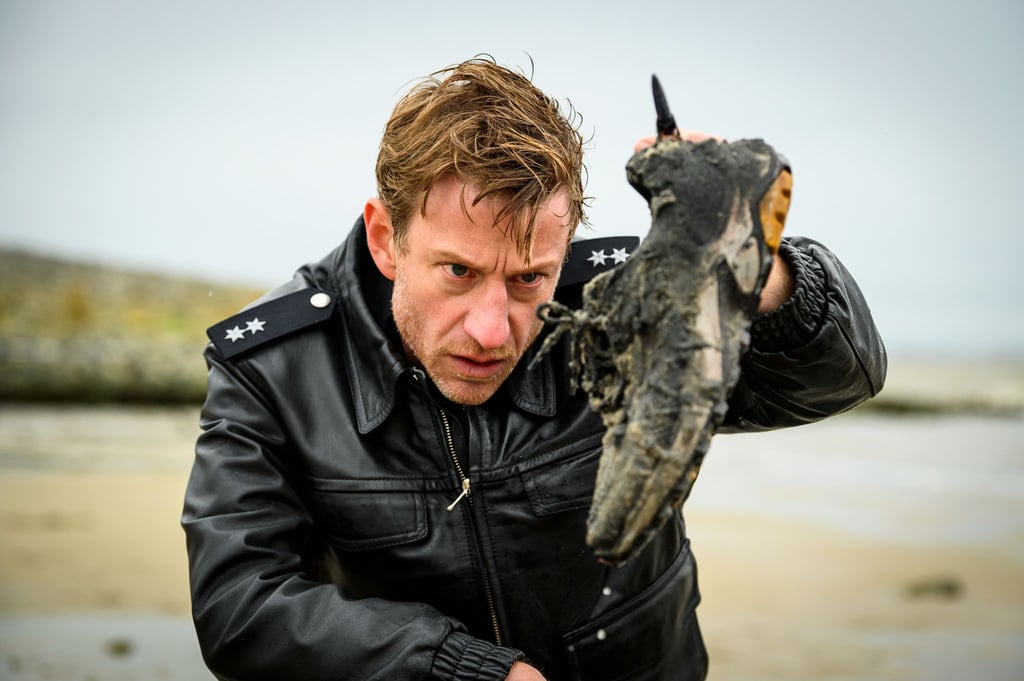 Wird dieser am Strand gefundene Schuh Henk Cassens (Maxim Mehmet) bei den Mordermittlungen weiterhelfen?