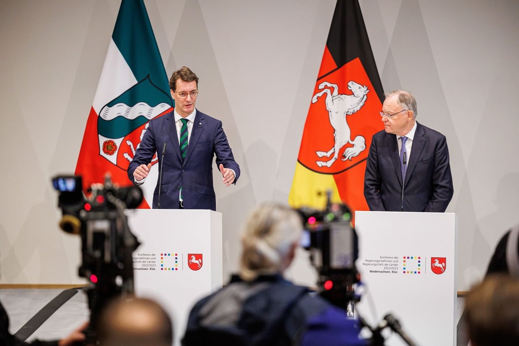 Die Ministerpräsidenten Hendrik Wüst (l.) und Stephan Weil (r.) während einer Pressekonferenz.