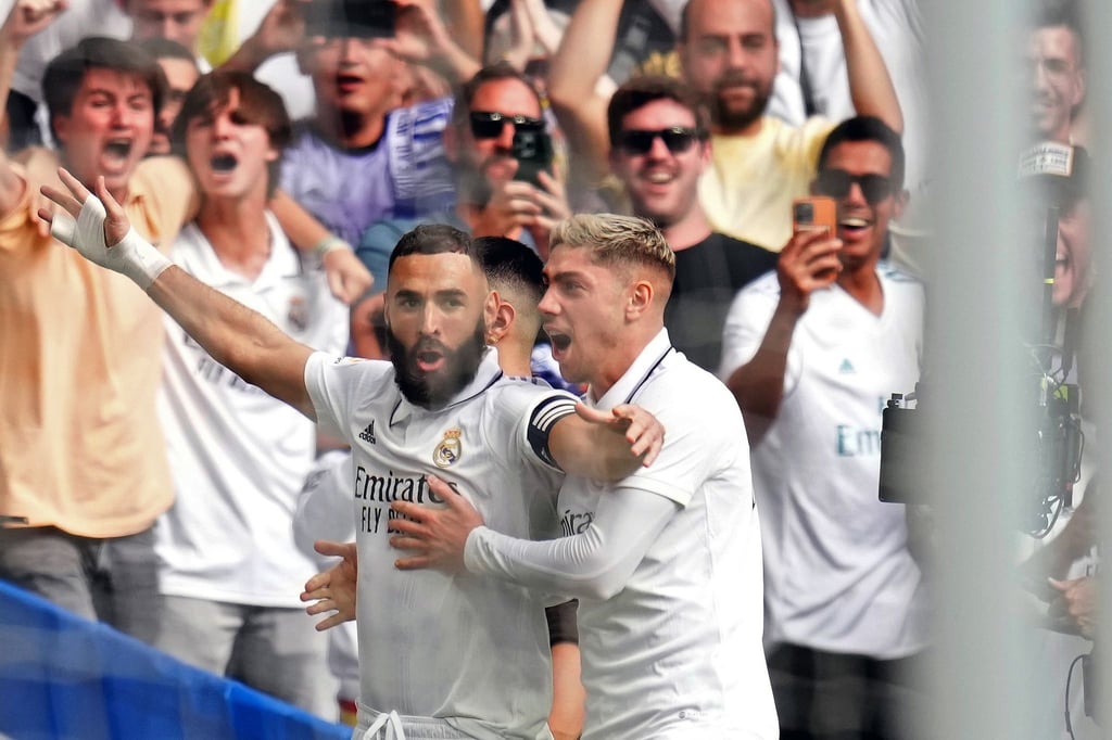 Real-Torschütze Karim Benzema (l) lässt sich von Federico Valverde und den Fans feiern.