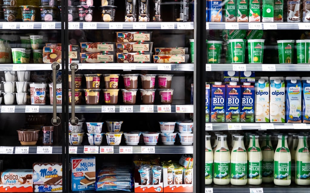 Milchprodukte stehen in einem Supermarktregal.