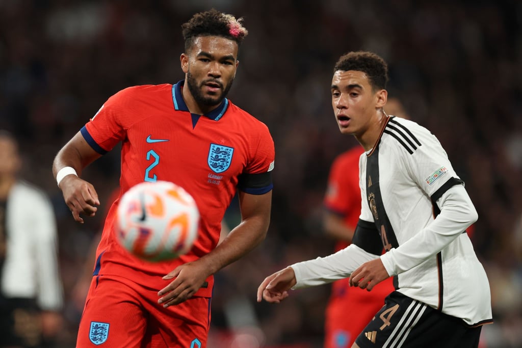Hat sich eine Bänderverletzung zugezogen und droht für die WM in Katar auszufallen: Englands Reece James (l).