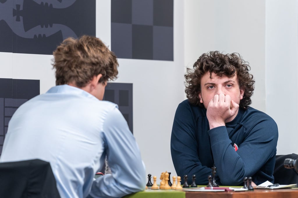 Der US-Amerikaner Hans Niemann (r) sitzt bei einer Schachpartie dem Norweger Magnus Carlsen gegenüber.