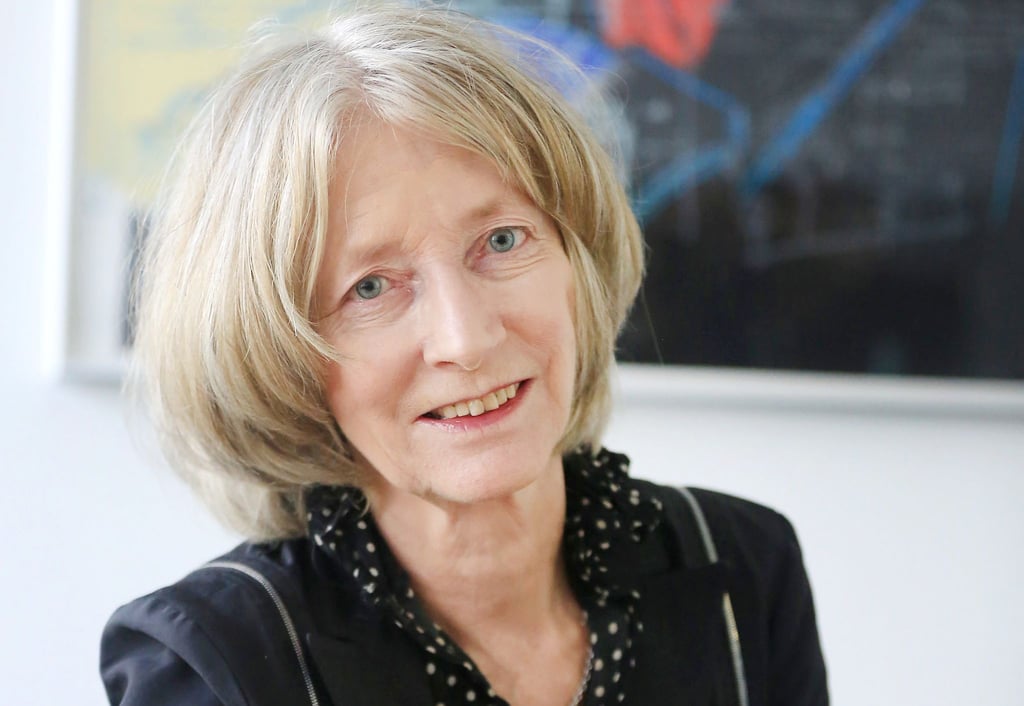 Nike Wagner sitzt in Bonn in ihrem Büro.