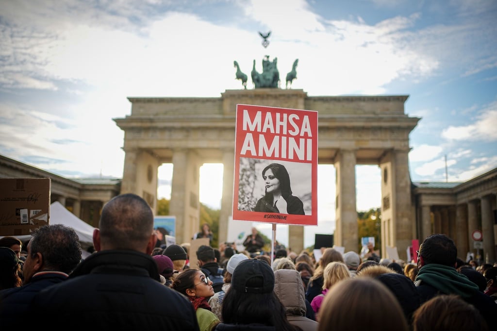 Teilnehmende an einer Kundgebung für Demokratie und Freiheit im Iran am 28.09.2022 am Brandenburger Tor.