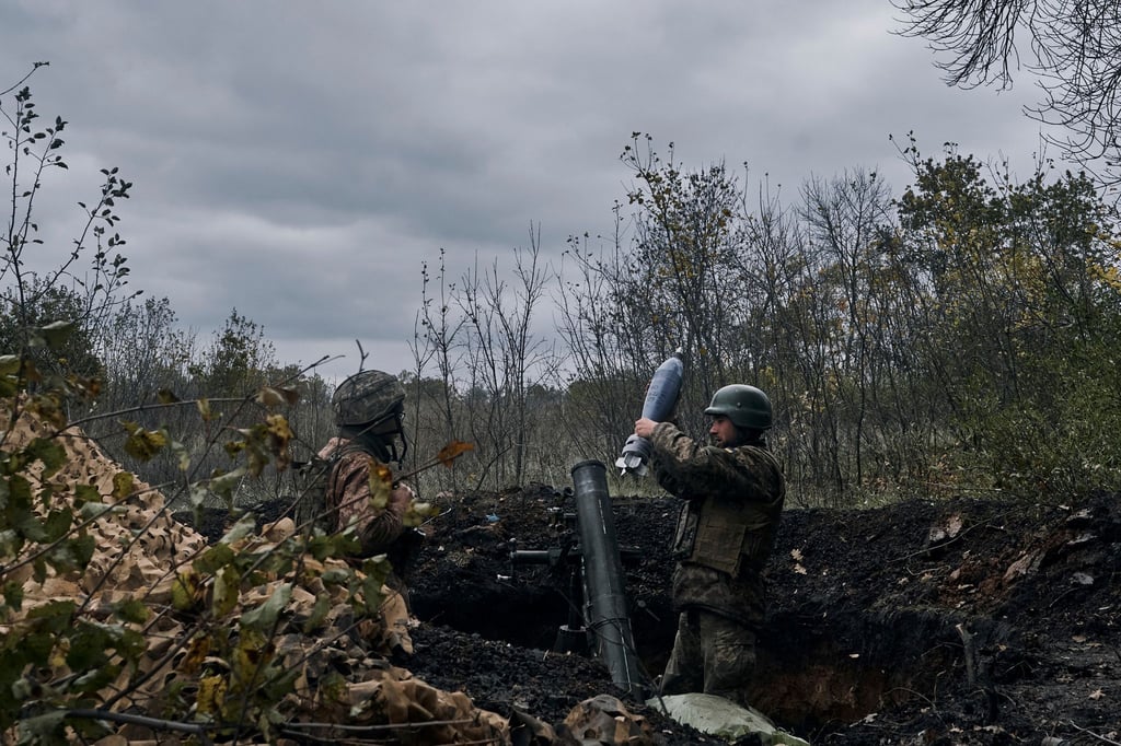Ukrainische Soldaten beschießen nach ukrainischen Angaben russische Stellungen mit einem Granatwerfer.