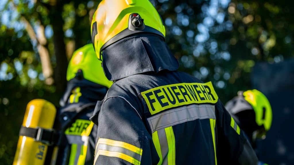 Feuerwehrleute stehen zusammen, um den Einsatz zu besprechen.