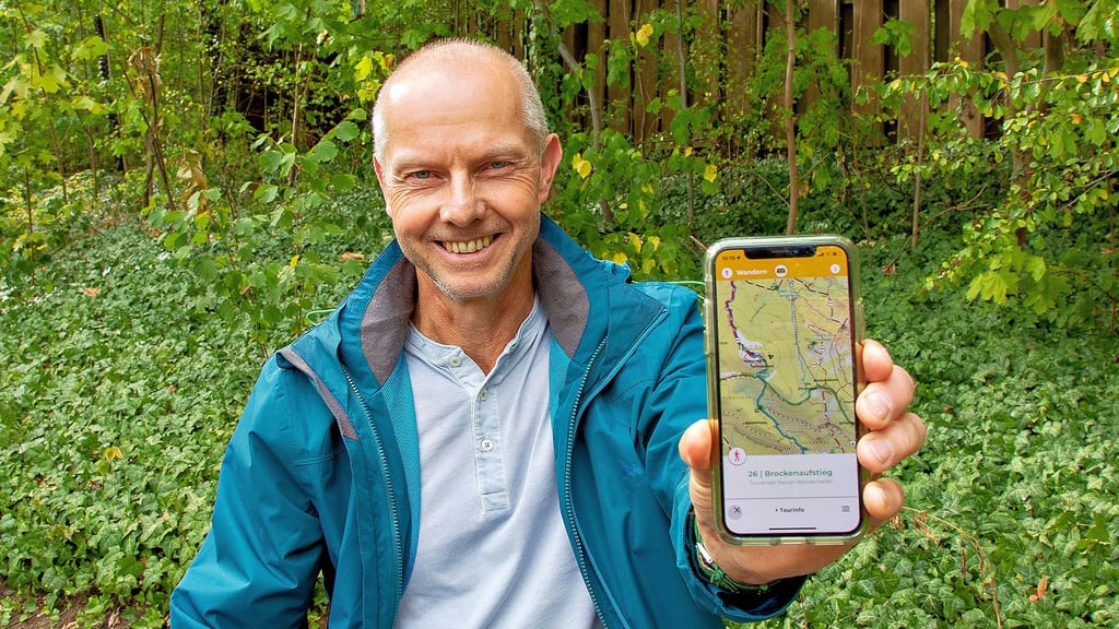 Auf zum Brocken: Thorsten Schmidt mit der neuen App Kartoguide Harz auf seinem Handy.