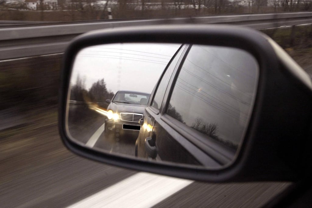 Eine versehentlich eingesezte Lichthupe hat einen Autofahrer zu einem Unfall provoziert.