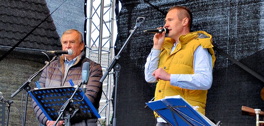 Verbandsgemeindebürgermeister Fabian Stankewitz (rechts) und Gröningens Bürgermeister Ernst Brunner eröffnen am 21. April den ersten Feierabendmarkt.