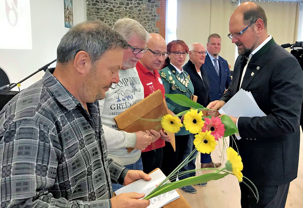 Joachim Kallmeyer, Thomas Bader, Thomas Mertens, Doreen Sticklat und Hans-Joachim Stein (von links) gehören zu den 34 Ehrenamtspreisträgern, die ihre Auszeichnungen von Landrat Martin Stichnoth (rechts) und Frank Nase entgegennahmen.