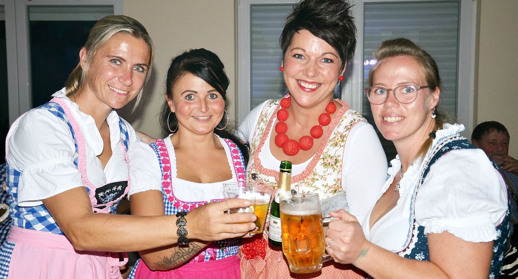 Passend im Dirndl feierten diese vier Fröhlichkeiten das Hohenerxlebener Oktoberfest 2022.