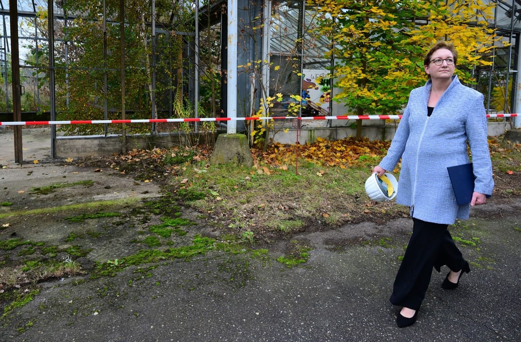 Bundesbauministerin Klara Geywitz geht auf dem Gelände der künftigen „Baumuniversität“ an einem ehemaligen Gewächshaus vorbei.