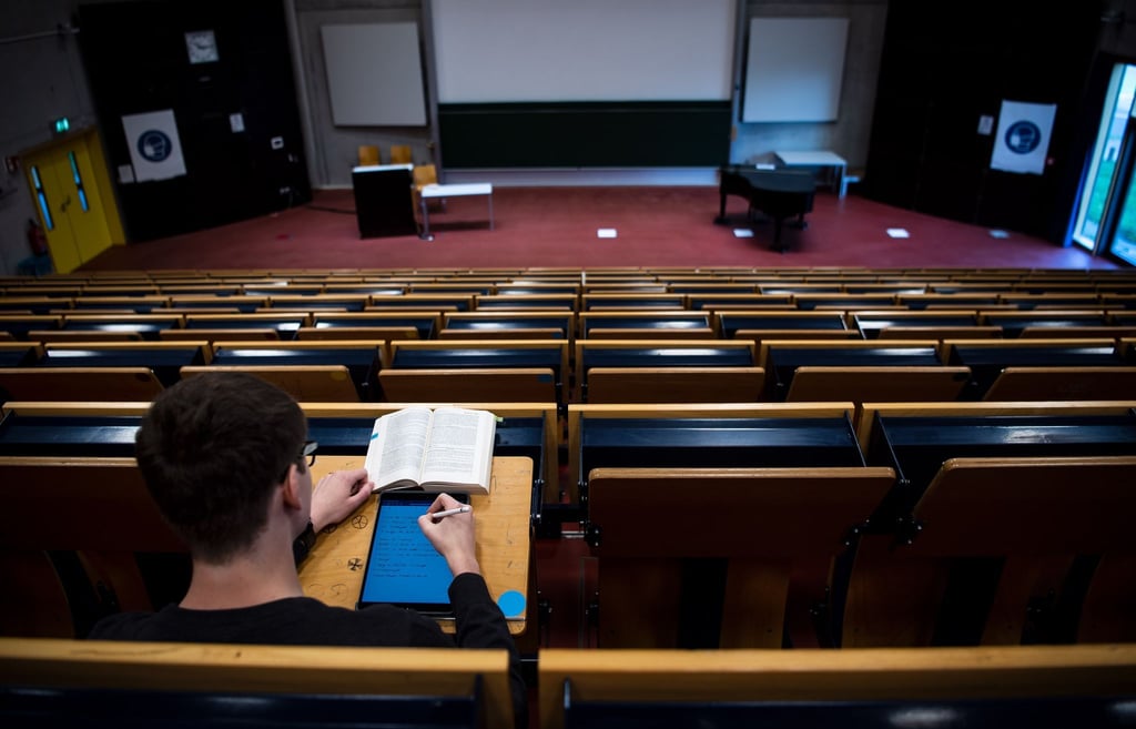 Ein Student sitzt im Hörsaal der Universität Bremen.