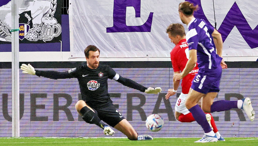 Sebastian Müller scheitert in Aue an Torwart Martin Männel (l.).
