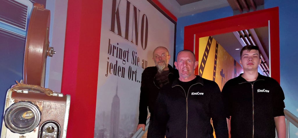 Andreas Adelsberger - hier mit seinen Mitarbeitern Kai und Max (von links) - betreibt das Kino in Wernigerode. Die aktuellen Preissteigerungen für Energie bis hin zum Popcorn zwingen den Unternehmer zum Handeln.
