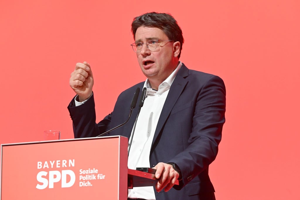 Der Landesvorsitzende der SPD in Bayern, Florian von Brunn, ist zum Spitzenkandidaten für die Landtagswahl 2023 gewählt worden.