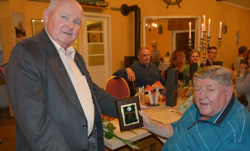 Fritz Mund, Vorsitzender von SV Chemie Genthin, verleiht Peter Jenke die Ehrenmitgliedschaft des Sportvereins.