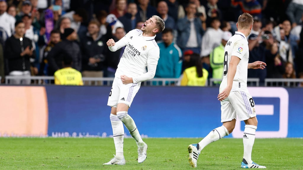 Toni Kroos (r.) beobachtet den Real-Schützen zum 3:1 Fede Valverde