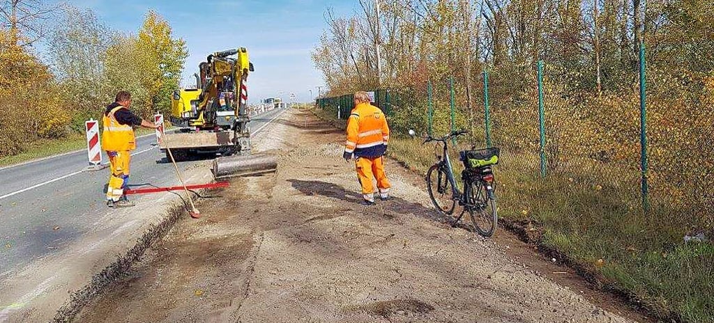 Mittlerweile wurde der Bau des Radwegs zwischen Staßfurt und Förderstedt in der vergangenen Woche begonnen. Hier auf Höhe des Steinbruchs befindet sich noch ein Nadelöhr. Der Abschnitt soll so schnell wie möglich fertig werden.
